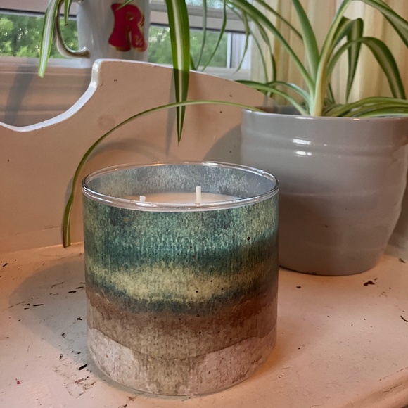 Endless Weekend 3 wick Yankee Candle! Mandarin, Magnolia and Coconut Water - Picture 2 of 5